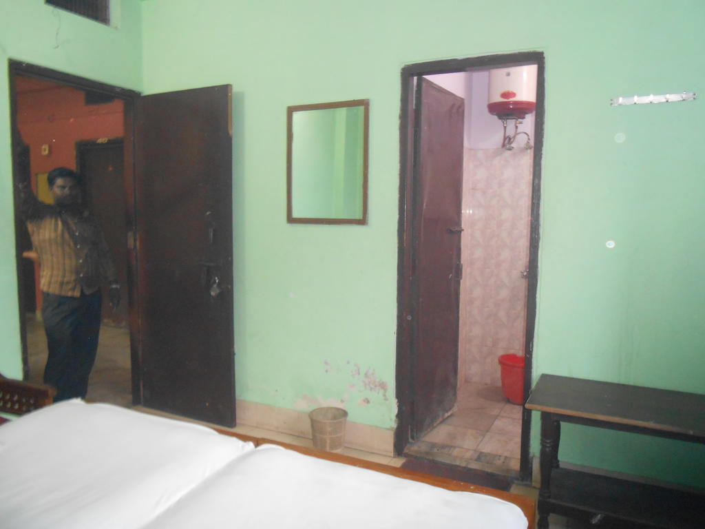 Hotel Sonmony Varanasi Rum bild